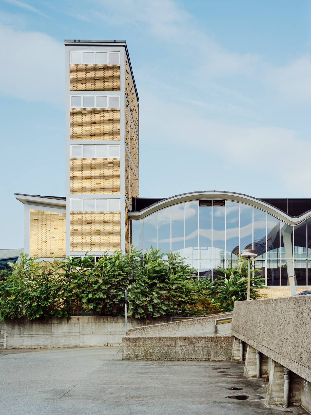 Wasserbauhalle Darmstadt mit Wasserturm